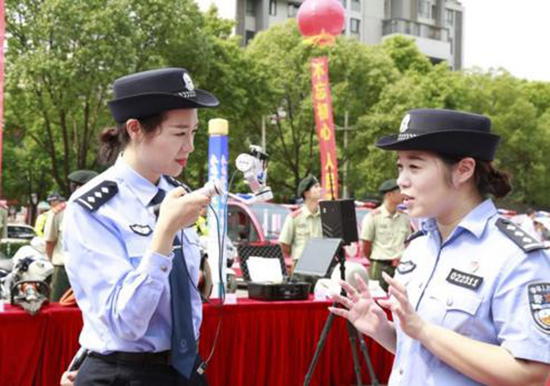 工作人員現(xiàn)場用直播平臺進(jìn)行網(wǎng)絡(luò)直播