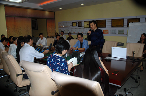 新品發布會現場，亞泰光電總經理鄭總首先致詞