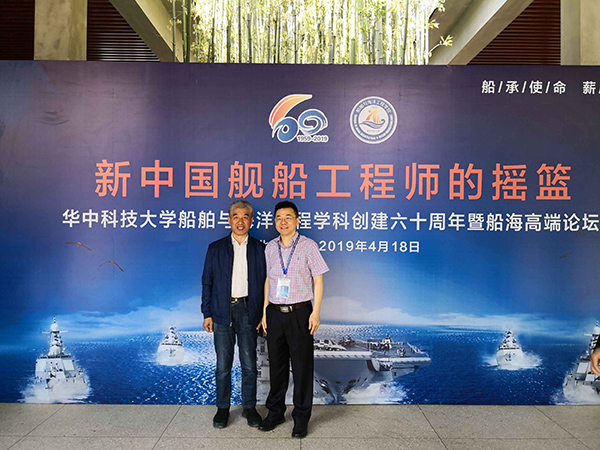 亞泰光電鄭總參加華科船舶學(xué)院60周年活動(dòng)，跟各領(lǐng)導(dǎo)合影