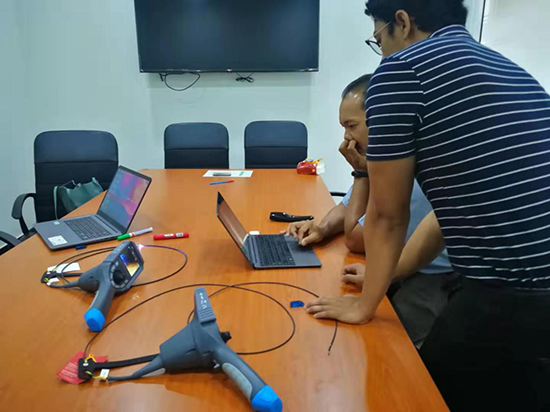 經(jīng)銷商與客戶維修主管一起將現(xiàn)場(chǎng)拍到的圖片和視頻轉(zhuǎn)存至電腦，看圖片質(zhì)量效果。